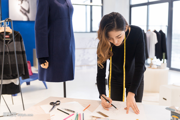 女服裝設計師在工作