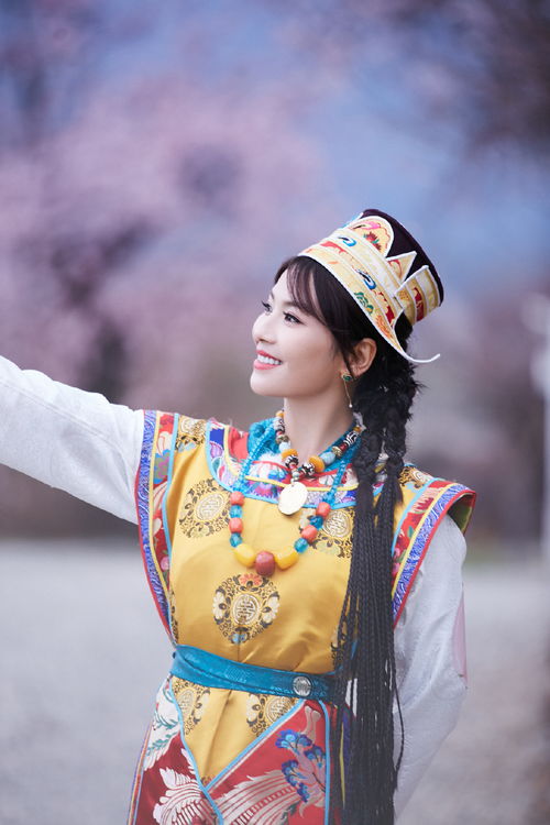 43歲劉濤穿藏族服裝 披潔白哈達,迷人風韻身材 表情俏皮笑容超治愈