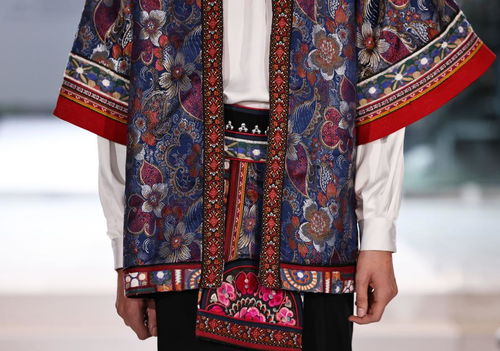 中國楚雄非遺服飾時裝展亮相巴黎