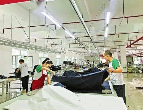 山陽一扶貧加工廠年產服裝30萬件