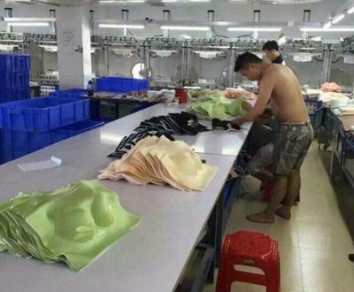 農村大叔服裝廠打工,但做的產品讓人忍不住臉紅